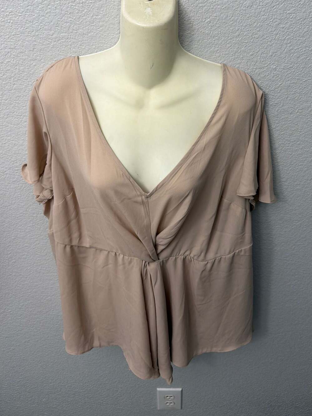Torrid Mushroom Georgette Blouse Women’s Blush Twist Surplice Flutter Size 1 - Picture 3 of 5